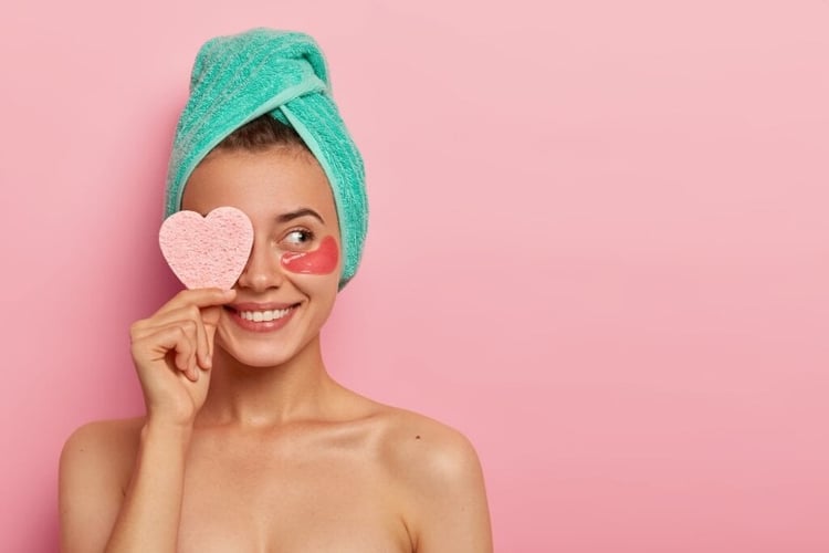 νεαρή γυναίκα χρησιμοποιεί eye patces με πεπτίδια